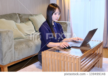 A peaceful moment for oneself. The daily life of a woman enjoying the internet and hobbies in a relaxed space. A peaceful moment for oneself. The daily life of a woman enjoying the internet and hobbies in a relaxed space. 139499148