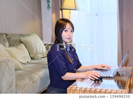 A peaceful moment for oneself. The daily life of a woman enjoying the internet and hobbies in a relaxed space. A peaceful moment for oneself. The daily life of a woman enjoying the internet and hobbies in a relaxed space. 139499150