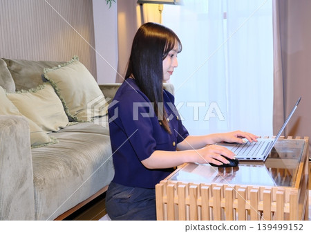 A peaceful moment for oneself. The daily life of a woman enjoying the internet and hobbies in a relaxed space. A peaceful moment for oneself. The daily life of a woman enjoying the internet and hobbies in a relaxed space. 139499152