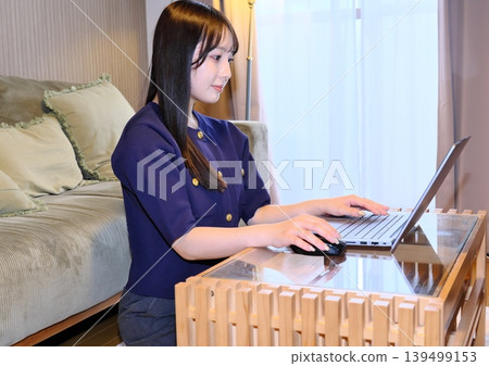 A peaceful moment for oneself. The daily life of a woman enjoying the internet and hobbies in a relaxed space. A peaceful moment for oneself. The daily life of a woman enjoying the internet and hobbies in a relaxed space. 139499153