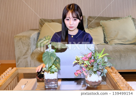 A peaceful moment for oneself. The daily life of a woman enjoying the internet and hobbies in a relaxed space. A peaceful moment for oneself. The daily life of a woman enjoying the internet and hobbies in a relaxed space. 139499154