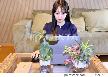 A peaceful moment for oneself. The daily life of a woman enjoying the internet and hobbies in a relaxed space. A peaceful moment for oneself. The daily life of a woman enjoying the internet and hobbies in a relaxed space. 139499155