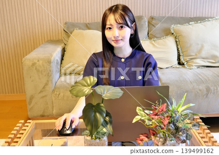 A peaceful moment for oneself. The daily life of a woman enjoying the internet and hobbies in a relaxed space. A peaceful moment for oneself. The daily life of a woman enjoying the internet and hobbies in a relaxed space. 139499162