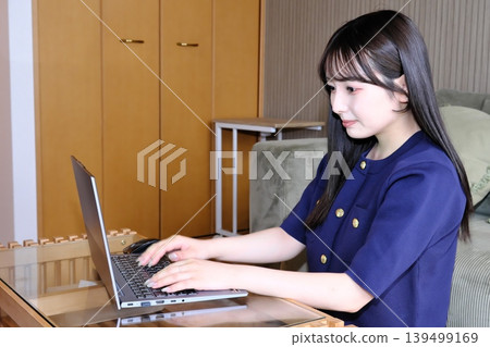 A peaceful moment for oneself. The daily life of a woman enjoying the internet and hobbies in a relaxed space. A peaceful moment for oneself. The daily life of a woman enjoying the internet and hobbies in a relaxed space. 139499169