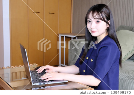 A peaceful moment for oneself. The daily life of a woman enjoying the internet and hobbies in a relaxed space. A peaceful moment for oneself. The daily life of a woman enjoying the internet and hobbies in a relaxed space. 139499170