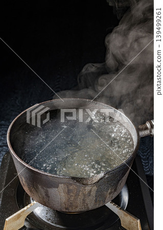 沸水從鍋中升起,烹飪過程中會產生熱水 沸水從鍋中升起,烹飪過程中會產生熱水 139499261