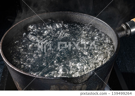 烹飪場景,鍋裡沸水劇烈翻滾。 烹飪場景,鍋裡沸水劇烈翻滾。 139499264