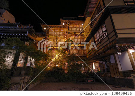 Night view of the historic Kanaguya Ryokan in Nagano Prefecture Night view of the historic Kanaguya Ryokan in Nagano Prefecture 139499436