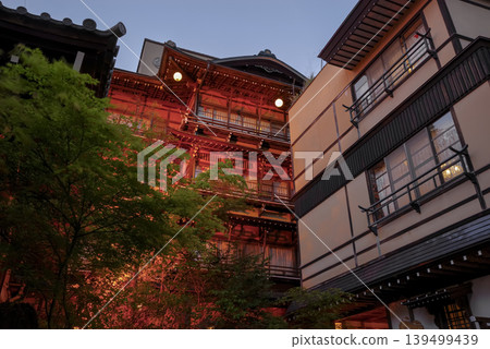 Night view of the historic Kanaguya Ryokan in Nagano Prefecture Night view of the historic Kanaguya Ryokan in Nagano Prefecture 139499439