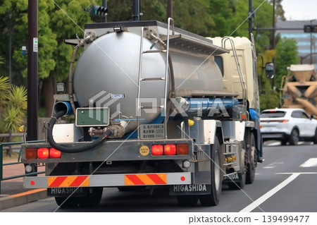 Image of tank truck 139499477