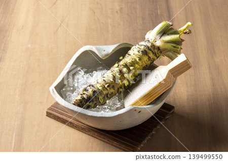 山葵盛於碗中,配刨絲器-選用優質日本食材 山葵盛於碗中,配刨絲器-選用優質日本食材 139499550
