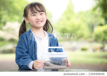 捕捉犀牛甲蟲和其他昆蟲對女孩來說是一項有趣且刺激的活動,非常適合暑假體驗和獨立研究計畫。 捕捉犀牛甲蟲和其他昆蟲對女孩來說是一項有趣且刺激的活動,非常適合暑假體驗和獨立研究計畫。 139499640