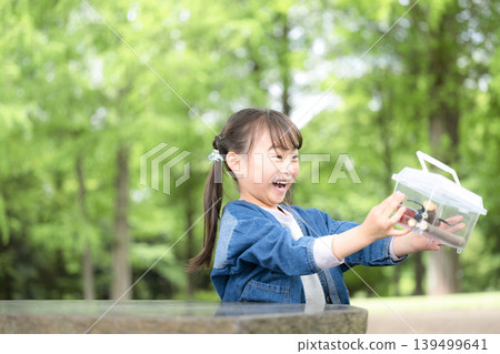 捕捉犀牛甲蟲和其他昆蟲對女孩來說是一項有趣且刺激的活動,非常適合暑假體驗和獨立研究計畫。 捕捉犀牛甲蟲和其他昆蟲對女孩來說是一項有趣且刺激的活動,非常適合暑假體驗和獨立研究計畫。 139499641