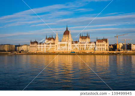 Glistening reflections of the stunning Hungarian Parliament in Budapest's golden hour 139499945