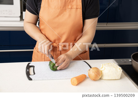 一位做家事和做飯的女性。 一位做家事和做飯的女性。 139500209