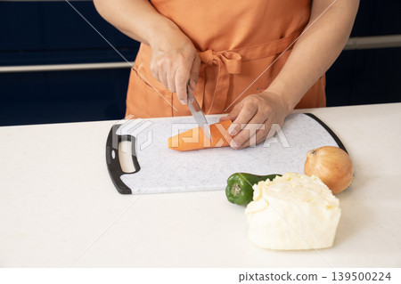 一位做家事和做飯的女性。 一位做家事和做飯的女性。 139500224