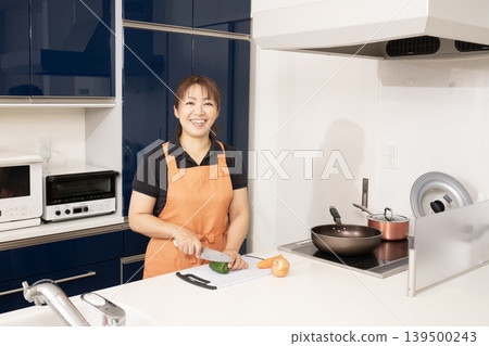 一位做家事和做飯的女性。 一位做家事和做飯的女性。 139500243