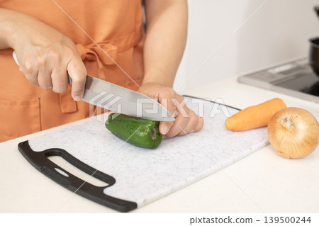 一位做家事和做飯的女性。 一位做家事和做飯的女性。 139500244
