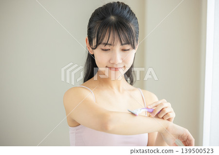 年輕女子正在接受身體護理 139500523