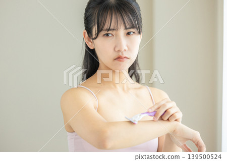照顧身體的年輕女子 139500524