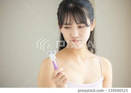 照顧身體的年輕女子 139500525