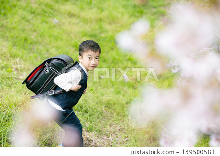 小學男孩背著書包 139500581