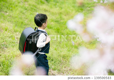 小學男孩背著書包 139500583