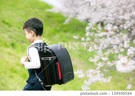 小學男孩背著書包 139500584