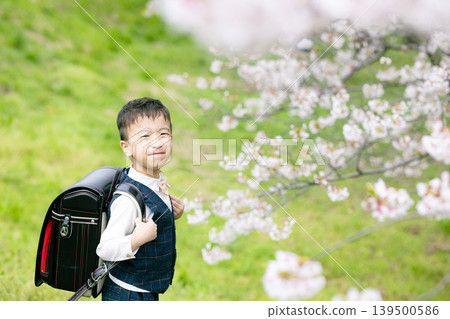 小學男孩背著書包 139500586
