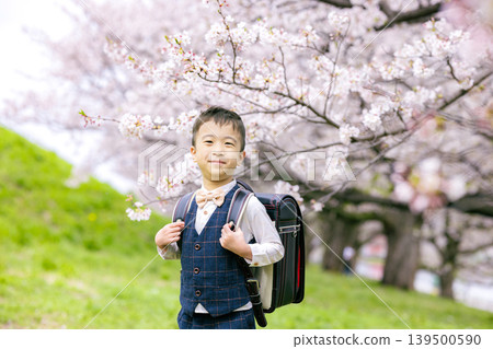小學男孩背著書包 139500590