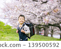 小學男孩背著書包 139500592