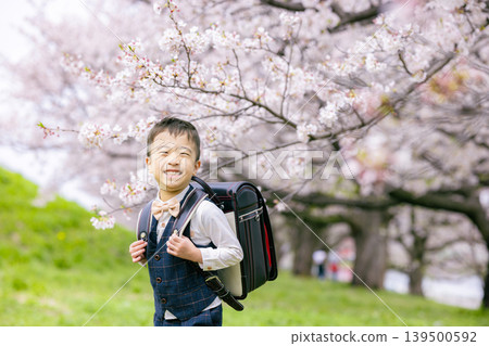 小學男孩背著書包 139500592