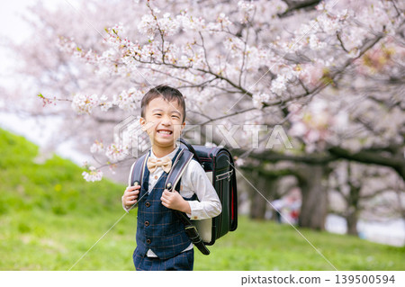 Elementary school boy carrying a school bag 139500594
