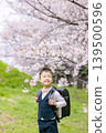 小學男孩背著書包 139500596