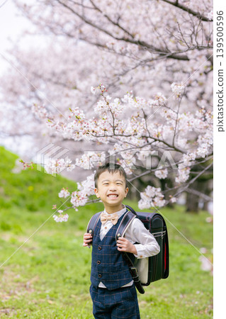 Elementary school boy carrying a school bag 139500596