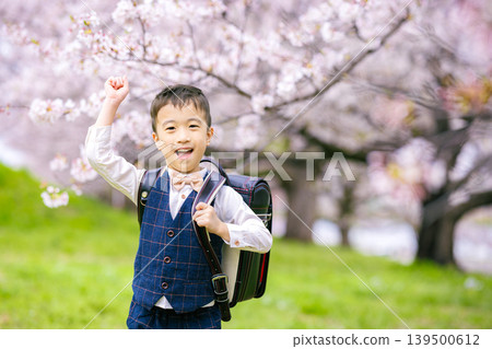 一個男孩背著書包 139500612