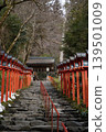 The stone steps still covered in snow, and the vermilion lanterns lining both sides of the shrine's approach are beautiful. 139501009