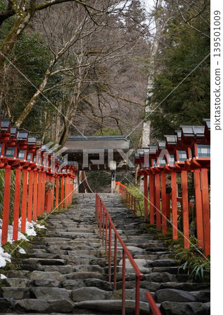 The stone steps still covered in snow, and the vermilion lanterns lining both sides of the shrine's approach are beautiful. The stone steps still covered in snow, and the vermilion lanterns lining both sides of the shrine's approach are beautiful. 139501009