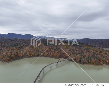 <Bird's-eye view> Autumn leaves and bridge reflected in the dam lake <Bird's-eye view> Autumn leaves and bridge reflected in the dam lake 139501379