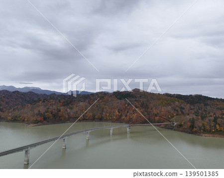 <Bird's-eye view> The road over Lake Shuparo <Bird's-eye view> The road over Lake Shuparo 139501385