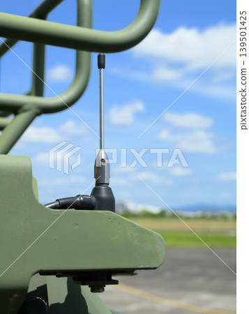 日本航空自衛隊輕型裝甲車上的甚高頻/超高頻天線 日本航空自衛隊輕型裝甲車上的甚高頻/超高頻天線 139501425