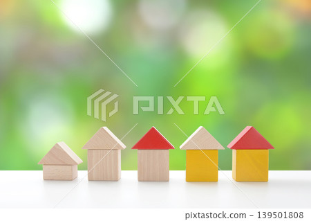 Green background and a house made of building blocks – an image of a ZEH (Zero Energy House) or GX-oriented house. Green background and a house made of building blocks – an image of a ZEH (Zero Energy House) or GX-oriented house. 139501808