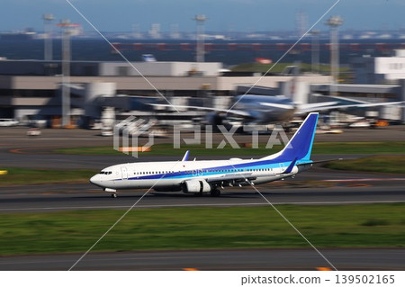 鏡頭搖攝一架飛機降落在羽田機場 鏡頭搖攝一架飛機降落在羽田機場 139502165