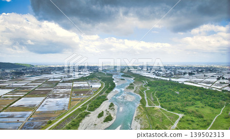 五月陰天，可以看到黑部川沖積扇以及愛本橋、公園等周邊設施，看起來好像要下雨了。 139502313