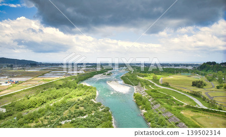 五月陰天，可以看到黑部川沖積扇以及愛本橋、公園等周邊設施，看起來好像要下雨了。 139502314