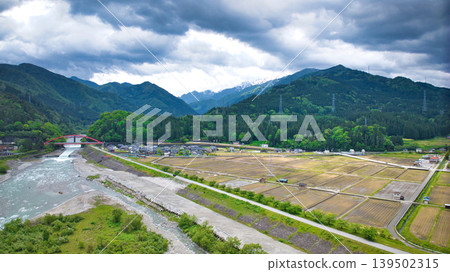 五月陰天，可以看到黑部川沖積扇以及愛本橋、公園等周邊設施，看起來好像要下雨了。 139502315