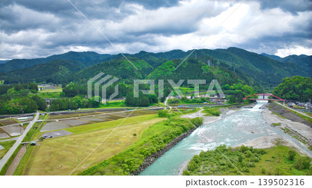 五月陰天，可以看到黑部川沖積扇以及愛本橋、公園等周邊設施，看起來好像要下雨了。 139502316