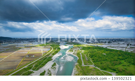 五月陰天，可以看到黑部川沖積扇以及愛本橋、公園等周邊設施，看起來好像要下雨了。 139502321