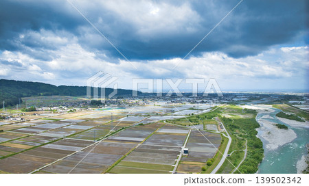 五月陰天，可以看到黑部川沖積扇以及愛本橋、公園等周邊設施，看起來好像要下雨了。 139502342