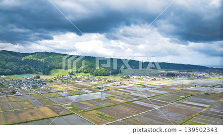 五月陰天，可以看到黑部川沖積扇以及愛本橋、公園等周邊設施，看起來好像要下雨了。 139502343
